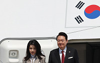 일본 도착한 윤석열 대통령 내외…&quot;환한 미소로 인사&quot; [포토]
