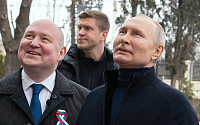 ‘전범 수배’ 푸틴, 크림반도ㆍ마리우폴 전격 방문