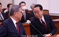 [포토] 대화하는 박진-권영세 장관