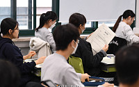[포토] 3월 전국연합학력평가, 시험지 받는 고3 학생들