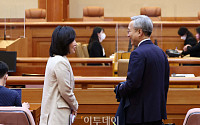 [포토] '검수완박' 권한쟁의심판, 인사하는 전주혜-강일원
