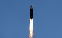 북한, 동해로 탄도미사일 발사…고체연료 ICBM 가능성 [종합2보]