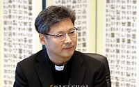 [포토] 주호영 원내대표 발언 경청하는 정순택 대주교