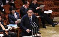 일본, 사상 최대 예산안 확정...방위비는 26% 급증