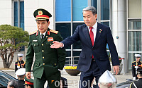 [포토] 단상으로 이동하는 한-베트남 국방장관