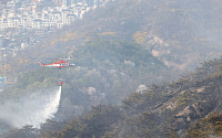[포토] 인왕산 화재, 연기 사이로 진화 작업중인 소방헬기