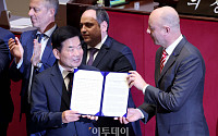 [포토] BIE 실사단에 결의문 전달하는 김진표 국회의장