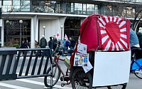 뉴욕 센트럴 파크에 ‘욱일기 인력거’ 활보…항의에도 버젓이 운영