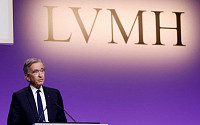 아르노 LVMH 회장, 사상 3번째로 순자산 2000억 달러 돌파