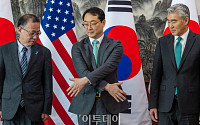 [포토] 미일 대표와 손잡는 김건 한반도 평화교섭본부장