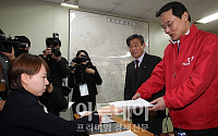 [포토]총선 후보자 등록하는 홍사덕 후보