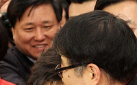 [포토]'너무 반갑습니다' 시장상인과 포옹하는 박근혜 선대위원장