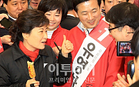 [포토]박근혜 선대위원장, '어묵 맛이 끝내주네요'