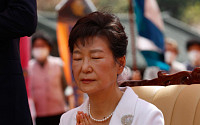 박근혜 전 대통령, 귀향 이후 첫 외출…‘올림머리’에 말없이 웃음만