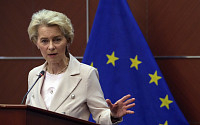 EU 최초 여성 수장, 겹악재에 리더십 빛났다
