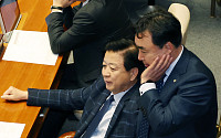 [포토] 대화하는 민주당 윤관석-노웅래 의원