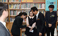 [포토] 학생들과 인사하는 오세훈 서울시장