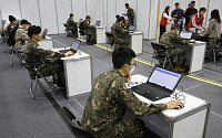 [포토] 국군장병취업박람회, 인성검사하는 장병들