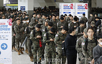 [포토] '2023 국군장병취업박람회' 찾은 장병들