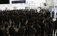 [포토] '2023국군장병 취업박람회' 입장하는 국군장병들