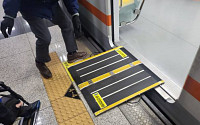 &quot;교통약자도 안전하게&quot;…서울 지하철, 자동안전발판·세이프로드 등 시스템 개선