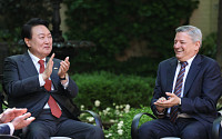 尹대통령 만난 넷플릭스, 韓에 4년간 3조3000억 투자