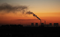 ‘하루 10시간 정전’ 남아공, 석탄 화력발전소 폐쇄 연기 시사