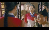 이제훈 과거, '방자전' 속 조여정 옷시중 "왕자 포슨데?"