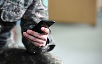 7월부터 병사 휴대전화 사용 더 늘린다…오후 9시까지로 확대 시범