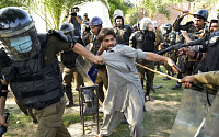 파키스탄, 폭력 시위 진압 위해 군병력 투입...최소 8명 사망