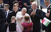 &quot;아이 축복해 주세요&quot; 찾아온 여성 나무란 교황…&quot;굶주린 아이들 있는데 반려견을&quot;