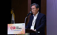 [포토] '2023 CSR 국제 콘퍼런스' 인사말하는 김덕헌 대표