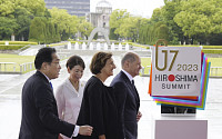 G7 정상, 히로시마 원폭자료관 방문...일본 비핵화 메시지 전달