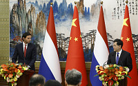 중국 외교부, 네덜란드에 디커플링 반대 촉구...“공급망 안정 수호해야”