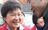 [포토]시민들과 악수하는 박근혜 위원장, '잘 부탁드립니다'