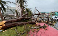 '슈퍼 태풍' 타격 괌 공항, 운영 재개…29일부터 국적기로 귀국