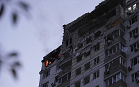러시아 공습으로 우크라 아파트 화재...1명 사망·4명 부상