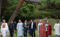 尹, 종교지도자 만나 “촘촘한 외교망으로 대북관계 잘 풀 것”