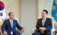 尹, 스가 전 총리에 “한미일 안보·경제협력=세계사 흐름 순응”