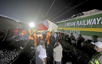 인도서 열차 충돌 참사… “최소 288명 사망, 900여명 부상”