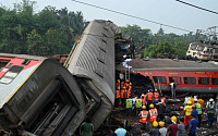 “인도 사고 열차, 신호 오류로 다른 철로 진입했다 3중 충돌”