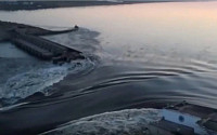우크라이나 카오후카 댐, 포탄 공격에 파괴…인근에 홍수 피해