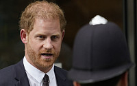 영국 해리 왕자, 타블로이드 재판 출석...“언론 때문에 우울증, 편집증 생겨”