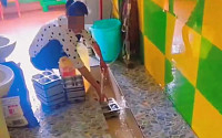 소변기에 어린이 식판 세척…분노 일으킨 中유치원 영상