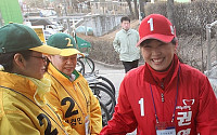 [포토]악수하는 신경민-권영세 후보의 선거운동원