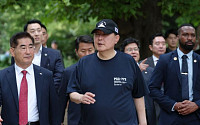尹, ‘천안함’ 티셔츠 착용하고 파리 공원 산책…“희생용사 늘 생각”