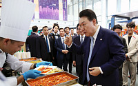 尹, 베트남서 K-산업·K-푸드 세일즈 외교…&quot;한국 음식 사랑해달라&quot;