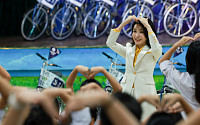 김건희 여사, 베트남서 자전거 기부 행사 참석…&quot;학생들의 동반자 될 것&quot;