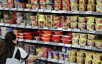 식품업계, 정부 압박에 줄줄이 라면 가격 인하 조짐