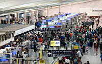 미국, 엔데믹 첫 여름 휴가에 보복 여행 폭발…여권 발급 시스템 ‘포화’